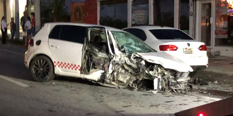 Trasnochados chocan contra poste de luz: un herido