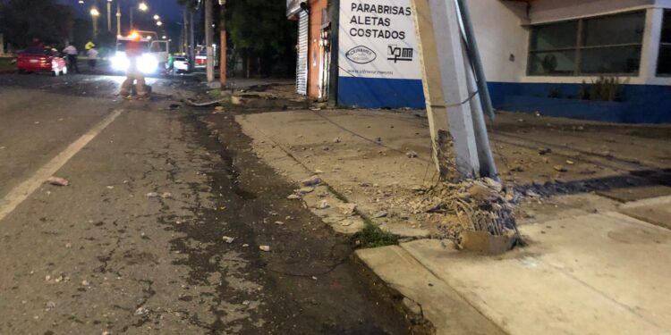 Trasnochados chocan contra poste de luz: un herido