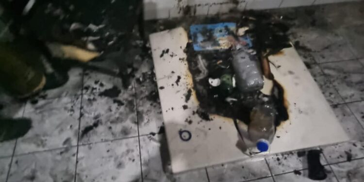 Explota cargador de celular, estuvo a punto de causar tragedia