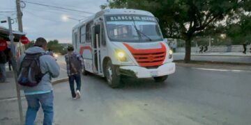 Proyectan aumento de un peso al transporte urbano