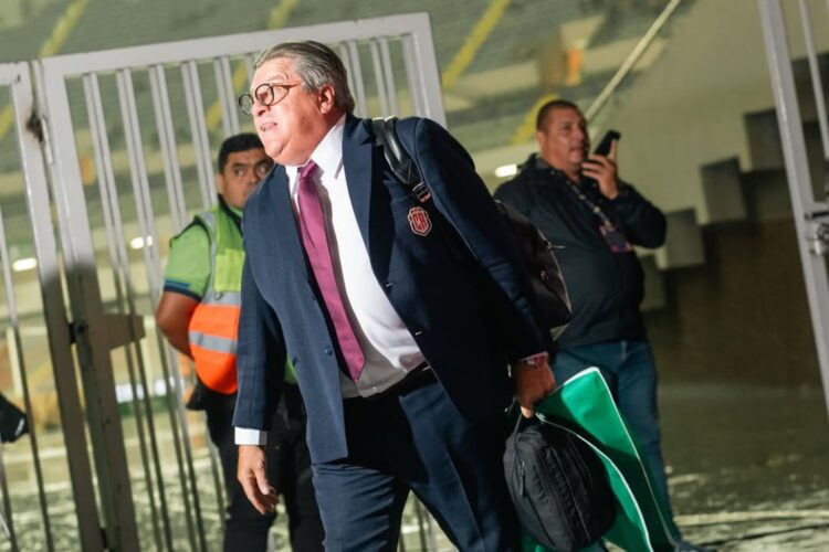 Piojo Herrera descarta renunciar a Costa Rica tras empate con Haití