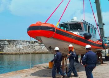 Chocan dos lanchas de Marina en Veracruz durante ensayo conmemorativo