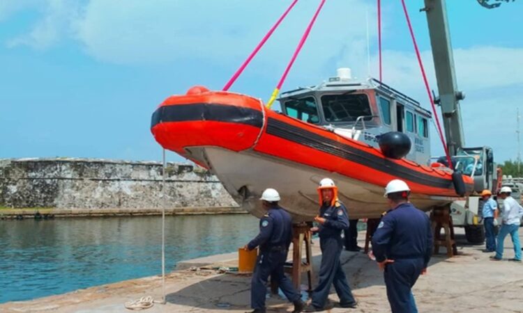 Chocan dos lanchas de Marina en Veracruz durante ensayo conmemorativo