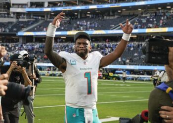 Los Dolphins vencen a Jets pero pierden a Tyreek Hill por lesión