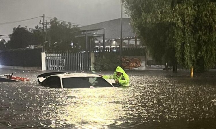 Alerta roja en CDMX por lluvias: AICM suspende vuelos y Metro interrumpe servicio