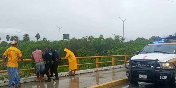 Rescatistas salvan a hombre arrastrado por el río San Marcos