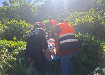 Auxilia Guardia Estatal a familia tras caer a barranco en Nuevo Morelos