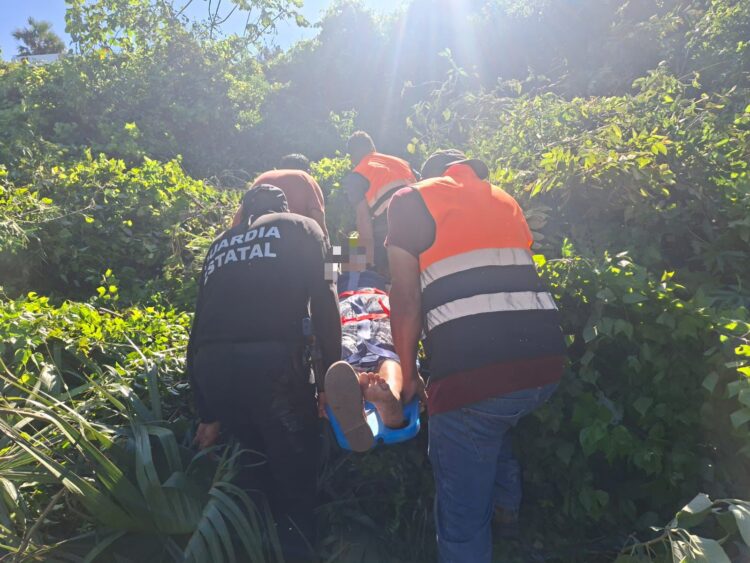 Auxilia Guardia Estatal a familia tras caer a barranco en Nuevo Morelos