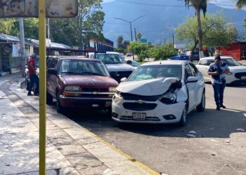Fuerte choque vehicular frente a la Clínica del IMSS de Cd. Victoria