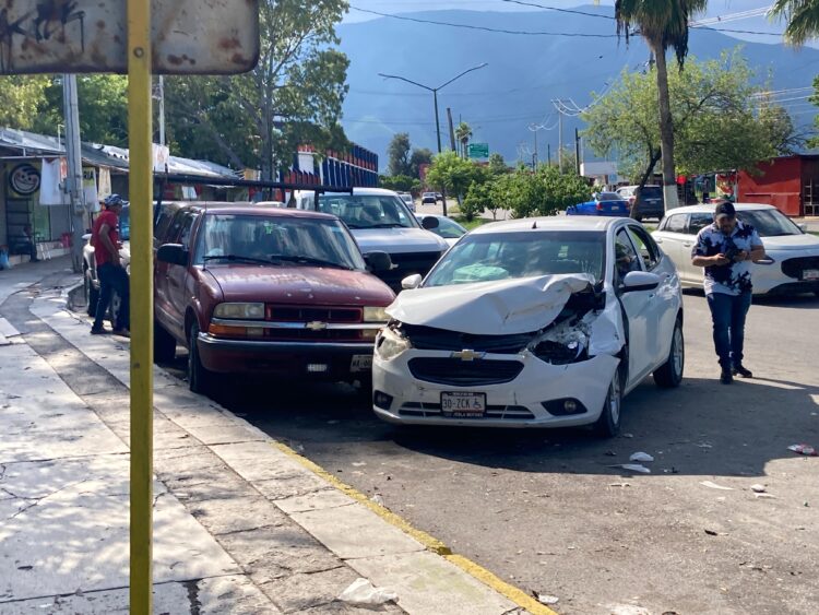 Fuerte choque vehicular frente a la Clínica del IMSS de Cd. Victoria