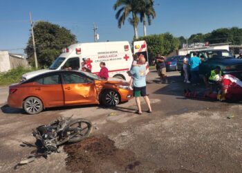 Motociclista se impacta en auto en la carretera Victoria-Monterrey