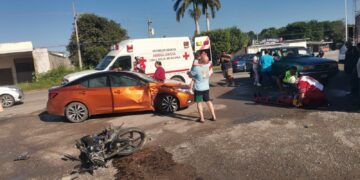 Motociclista se impacta en auto en la carretera Victoria-Monterrey
