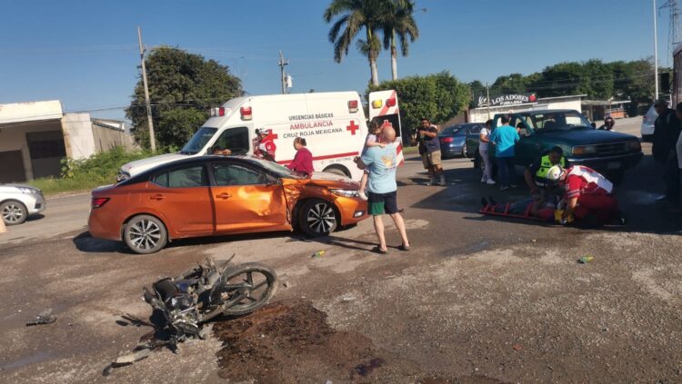 Motociclista se impacta en auto en la carretera Victoria-Monterrey