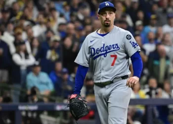 Los Dodgers gana 2-1 el primer juego ante Brewers de Milwaukee
