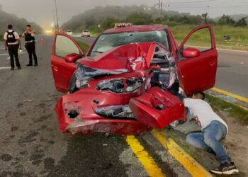 Estrella auto contra poste de alumbrado en libramiento, lo abandona y escapa