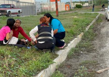 Joven es atropellada por motociclista en Avenida de la Unidad
