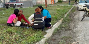 Joven es atropellada por motociclista en Avenida de la Unidad