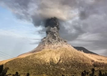 Volcán Lewotobi lanza fumarola de 10 kilómetros; alerta roja en Indonesia 