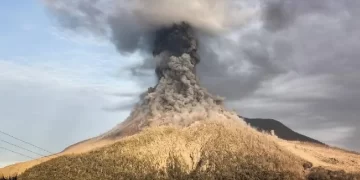 Volcán Lewotobi lanza fumarola de 10 kilómetros; alerta roja en Indonesia 