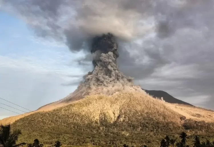 Volcán Lewotobi lanza fumarola de 10 kilómetros; alerta roja en Indonesia 