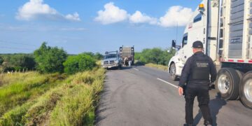Bloqueado carril de carretera Victoria-Matamoros por accidente en Padilla 