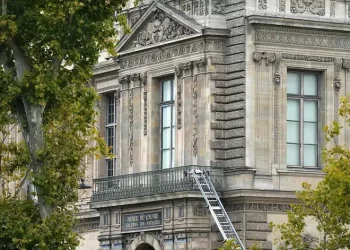 Robaron joyas de Napoleón del Museo del Louvre de París a plena luz del día en 7 minutos