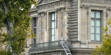 Robaron joyas de Napoleón del Museo del Louvre de París a plena luz del día en 7 minutos