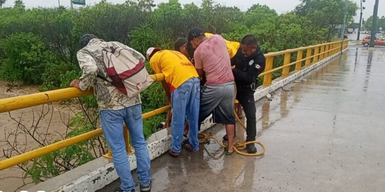Rescatistas salvan a hombre arrastrado por el río San Marcos