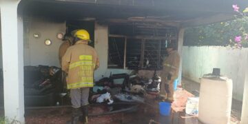 Bomberos sofocan incendio en vivienda de la Colonia Chapultepec