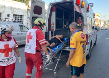 Arbitro victorense sale en camilla tras cometer falta y estrellarse en “la roja”