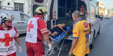 Arbitro victorense sale en camilla tras cometer falta y estrellarse en “la roja”