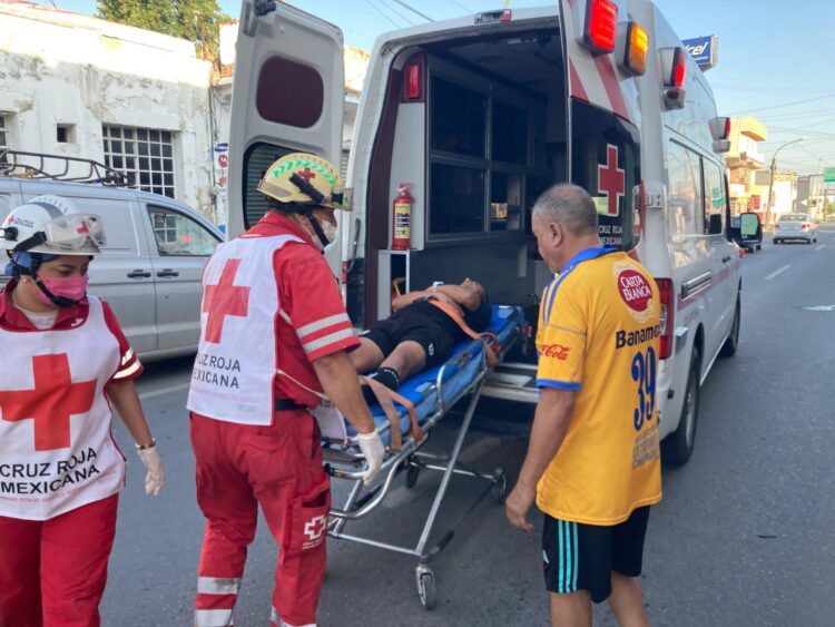 Arbitro victorense sale en camilla tras cometer falta y estrellarse en “la roja”