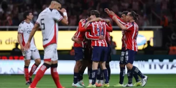 Chivas se impone 4-1 al Atlas en clásico tapatío con triplete de “Hormiga” González