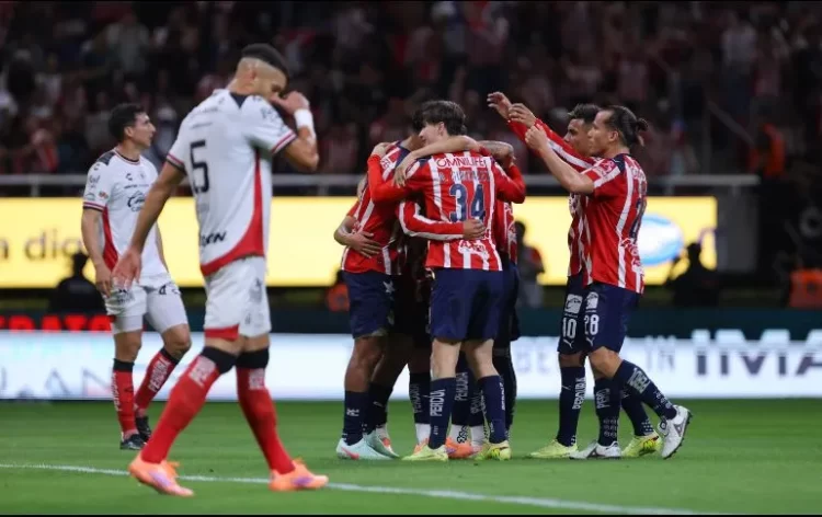 Chivas se impone 4-1 al Atlas en clásico tapatío con triplete de “Hormiga” González