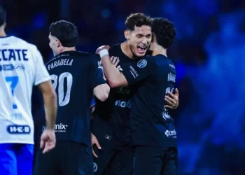 Cruz Azul supera 2-0 a Monterrey, asegura el pase directo a liguilla