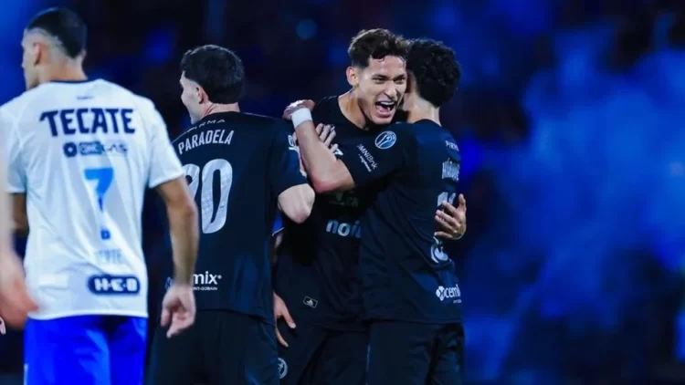 Cruz Azul supera 2-0 a Monterrey, asegura el pase directo a liguilla