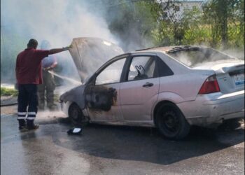 Se incendia automóvil en la Colonia “Benito Juárez”