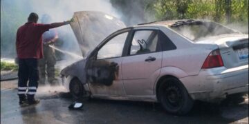 Se incendia automóvil en la Colonia “Benito Juárez”