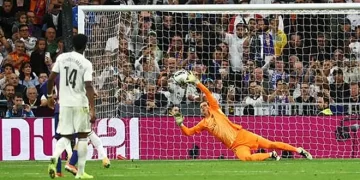 Real Madrid vence 2-1 al Barcelona tras gol polémico avalado por VAR