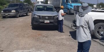 Sorgueros estrangulan carretera Victoria-Matamoros en demanda de auxilio al campo