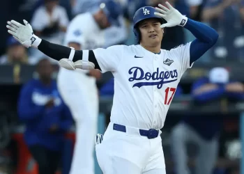 Dodgers gana tercero de serie 6-5 a Toronto en 18 entradas; Freeman la vuela y rompe empate