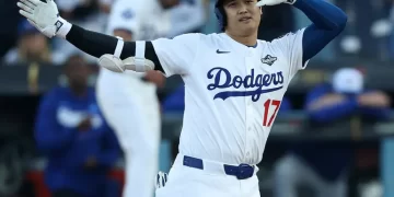 Dodgers gana tercero de serie 6-5 a Toronto en 18 entradas; Freeman la vuela y rompe empate