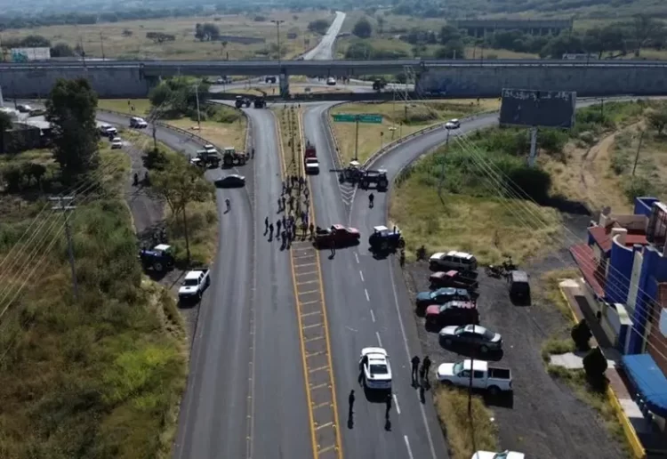 Campesinos desquician vialidades de Guanajuato con sus bloqueos