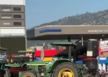 Bloqueos de agricultores en carreteras de Jalisco afectan a cientos de pasajeros