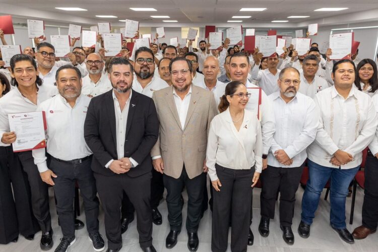 Entregan 55 bases laborales a personal del Centro Estatal de Tecnología Educativa