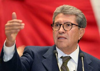 Ricardo Monreal propone reformas para proteger a usuarios frente a prácticas abusivas de la banca