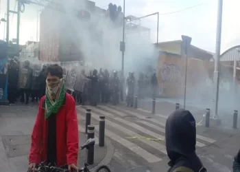 Marcha por el 2 de Octubre termina empañada por violencia en el Zócalo