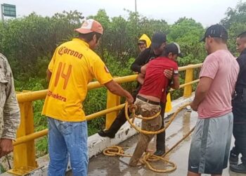 Rescatistas salvan a hombre arrastrado por el río San Marcos