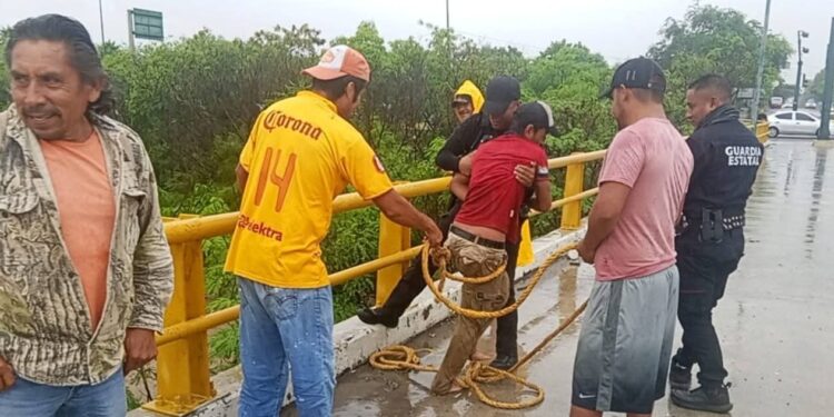 Rescatistas salvan a hombre arrastrado por el río San Marcos