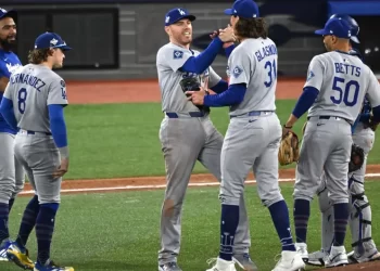 Dodgers gana el sexto partido 3-1 a Toronto y empata a 3 Serie Mundial; la moneda en el aire